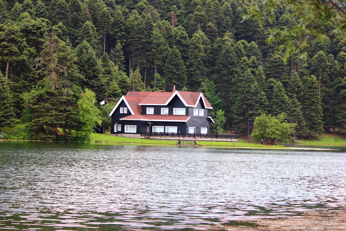 River's Edge Retreats - waterfront accommodation with direct river access