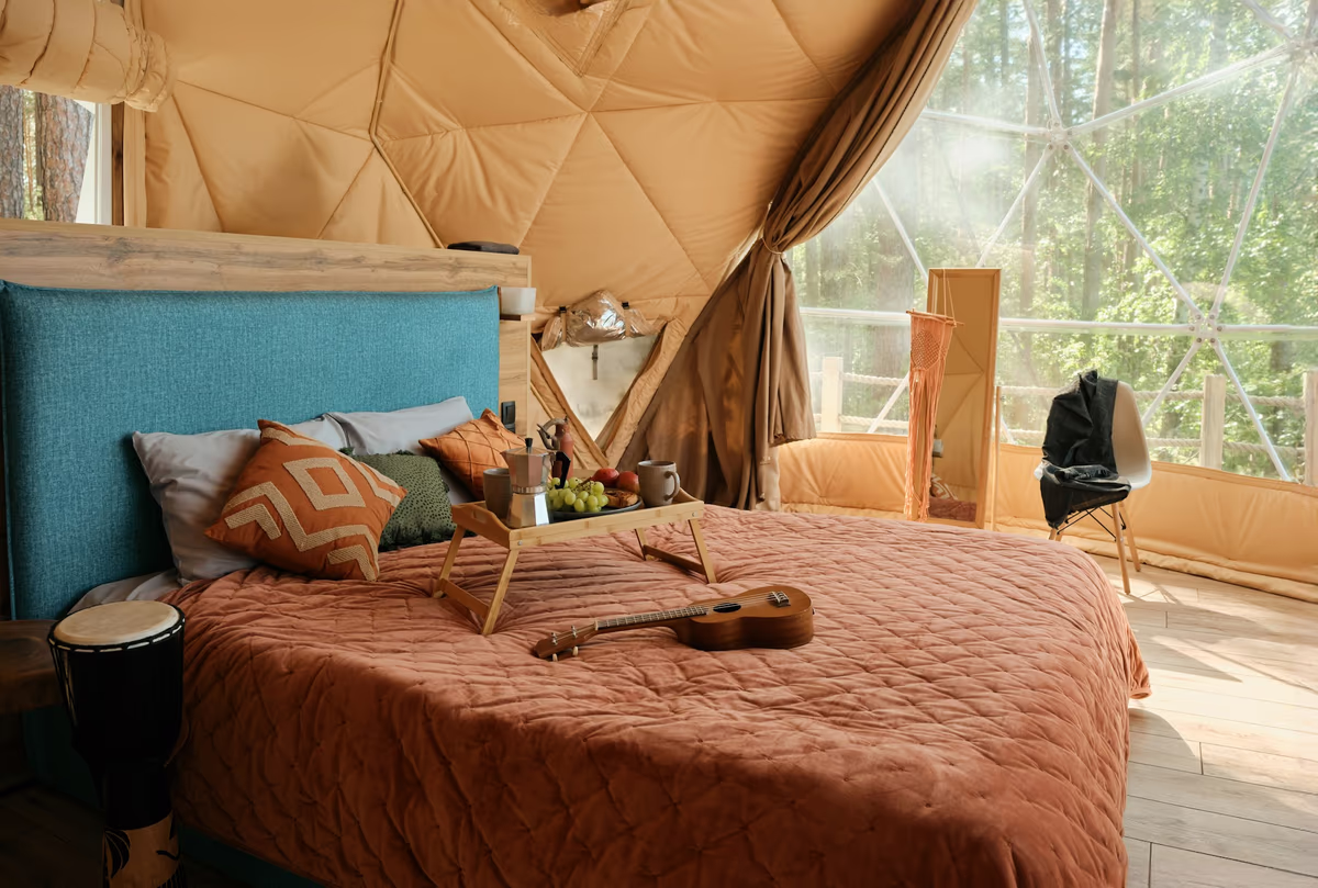 Traveler's Eco-Nests - comfortable shared room with twin beds