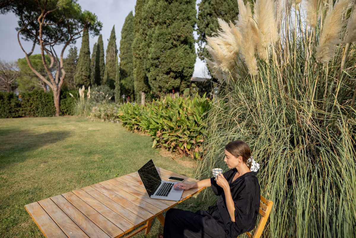 Intimate breakout spaces for small group meetings